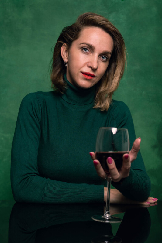 žena s vínem
